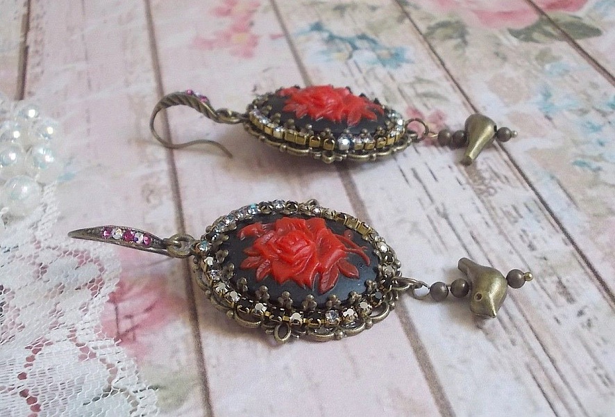 BO Loly Roses skapad med harts cabochons, kristall strass kedja med brons tillbeh&ouml;r