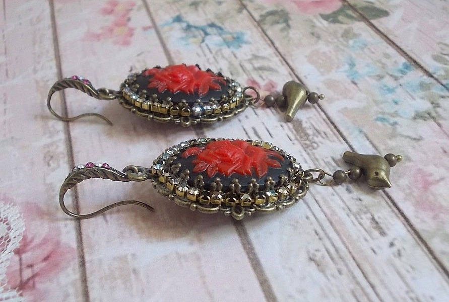 BO Loly Roses skapad med harts cabochons, kristall strass kedja med brons tillbeh&ouml;r