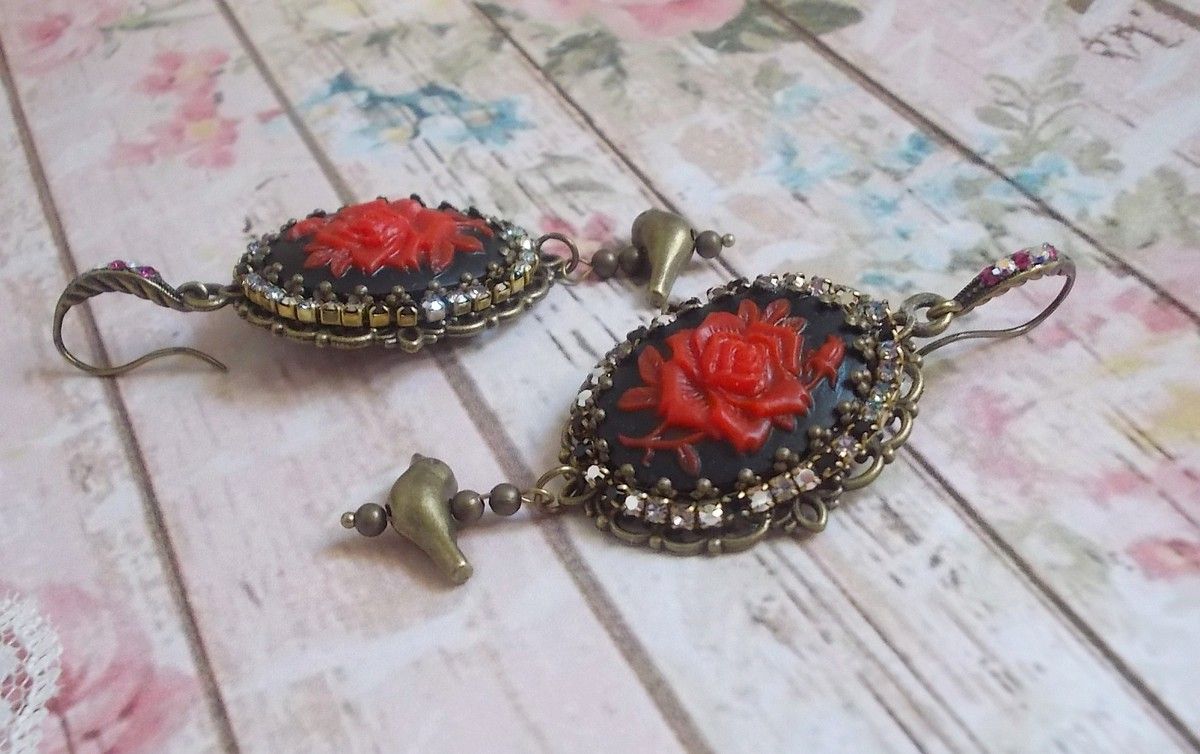 BO Loly Roses skapad med harts cabochons, kristall strass kedja med brons tillbehör