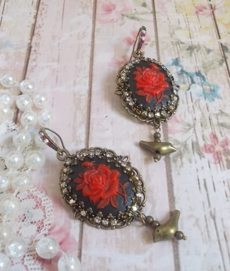 BO Loly Roses skapad med harts cabochons, kristall strass kedja med brons tillbehör