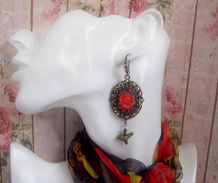 BO Loly Roses skapad med harts cabochons, kristall strass kedja med brons tillbeh&ouml;r