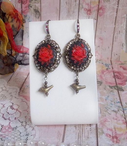 BO Loly Roses skapad med harts cabochons, kristall strass kedja med brons tillbeh&ouml;r