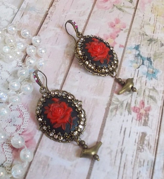 BO Loly Roses skapad med harts cabochons, kristall strass kedja med brons tillbeh&ouml;r