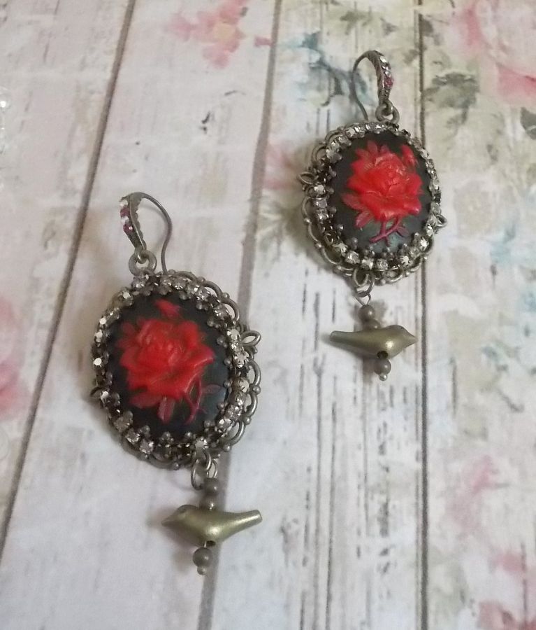 BO Loly Roses skapad med harts cabochons, kristall strass kedja med brons tillbehör