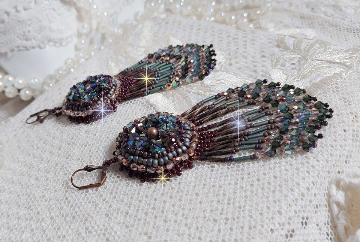 BO Long Brown Picasso broderad med Swarovski-kristaller, glasfacetter, hornsländor och rocailles.