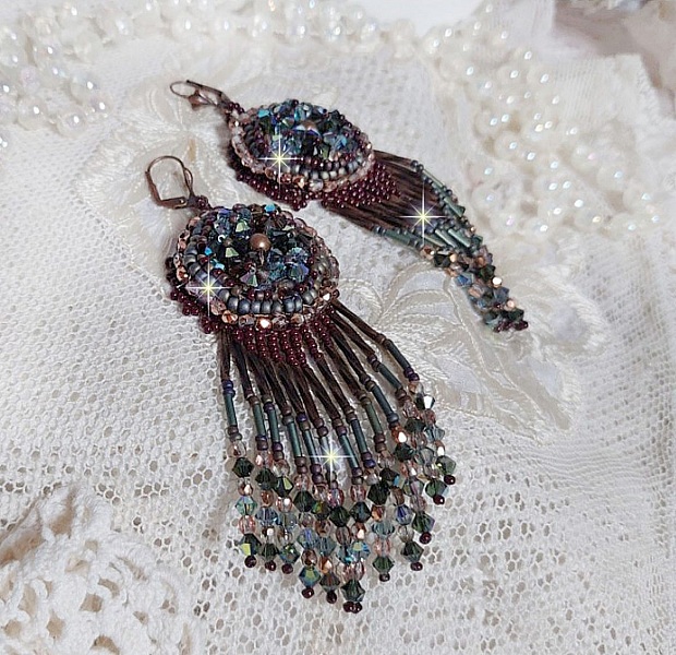 BO Long Brown Picasso broderad med Swarovski-kristaller, glasfacetter, hornsl&auml;ndor och rocailles.