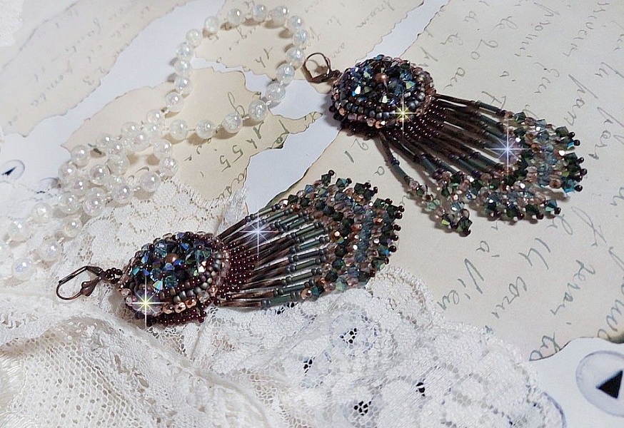 BO Long Brown Picasso broderad med Swarovski-kristaller, glasfacetter, hornsl&auml;ndor och rocailles.