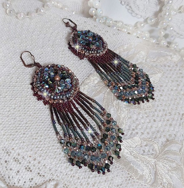 BO Long Brown Picasso broderad med Swarovski-kristaller, glasfacetter, hornsl&auml;ndor och rocailles.