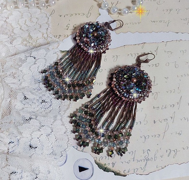 BO Long Brown Picasso broderad med Swarovski-kristaller, glasfacetter, hornsl&auml;ndor och rocailles.