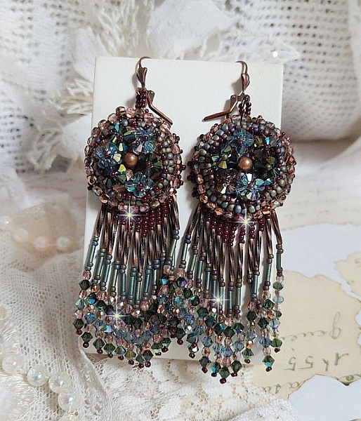 BO Long Brown Picasso broderad med Swarovski-kristaller, glasfacetter, hornsl&auml;ndor och rocailles.