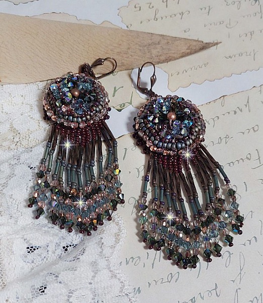 BO Long Brown Picasso broderad med Swarovski-kristaller, glasfacetter, hornsl&auml;ndor och rocailles.