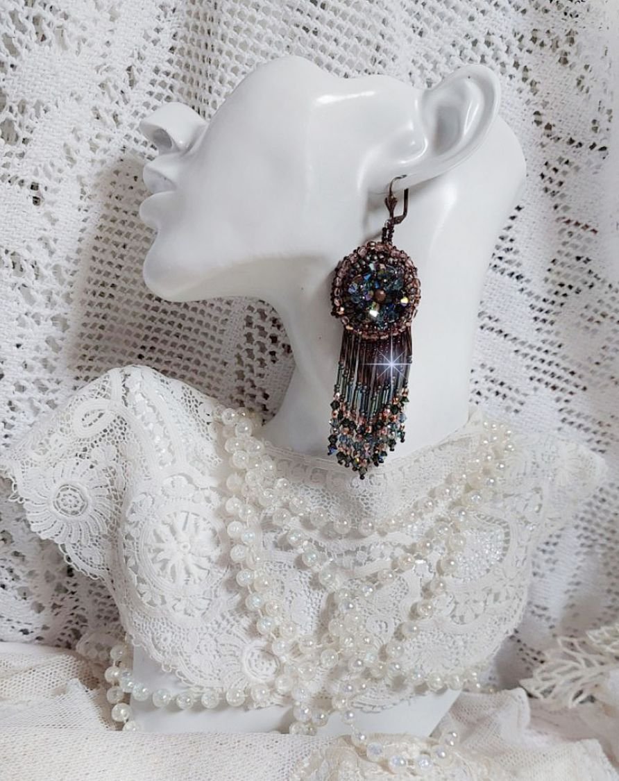 BO Long Brown Picasso broderad med Swarovski-kristaller, glasfacetter, hornsländor och rocailles.