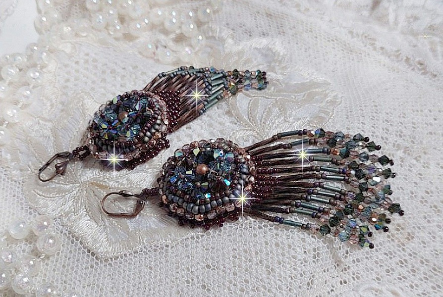 BO Long Brown Picasso broderad med Swarovski-kristaller, glasfacetter, hornsl&auml;ndor och rocailles.