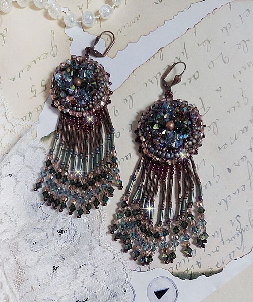 BO Long Brown Picasso broderad med Swarovski-kristaller, glasfacetter, hornsl&auml;ndor och rocailles.