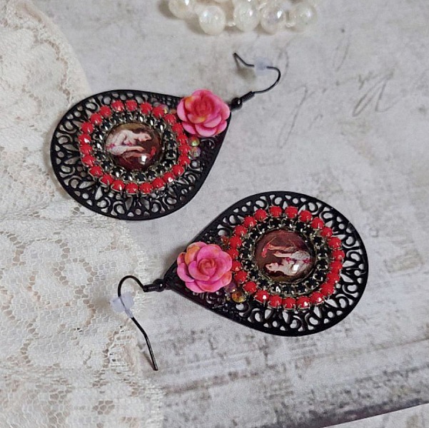 BO Look Coco skapad med f&ouml;rstorande glascabochoner som f&ouml;rest&auml;ller en kvinna med sin papegoja, svarta filigranh&auml;ngsmycken, glas- och hartsp&auml;rlor.