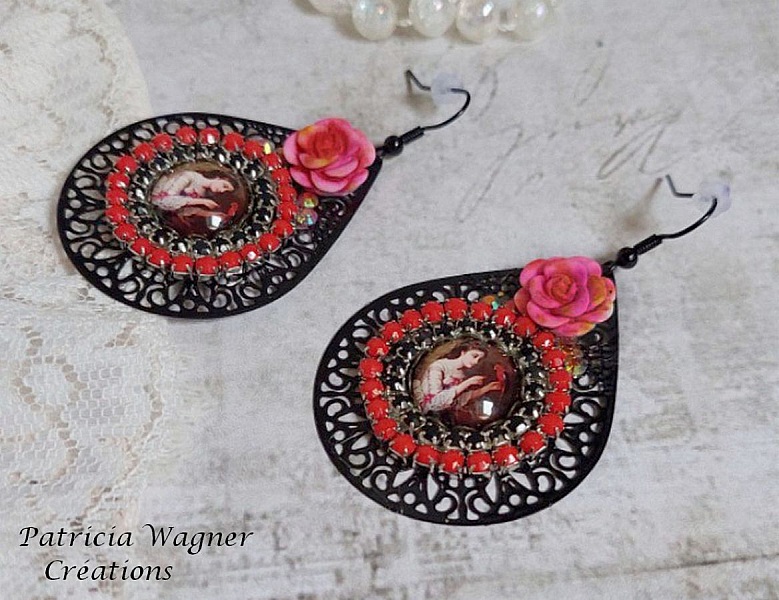 BO Look Coco skapad med f&ouml;rstorande glascabochoner som f&ouml;rest&auml;ller en kvinna med sin papegoja, svarta filigranh&auml;ngsmycken, glas- och hartsp&auml;rlor.