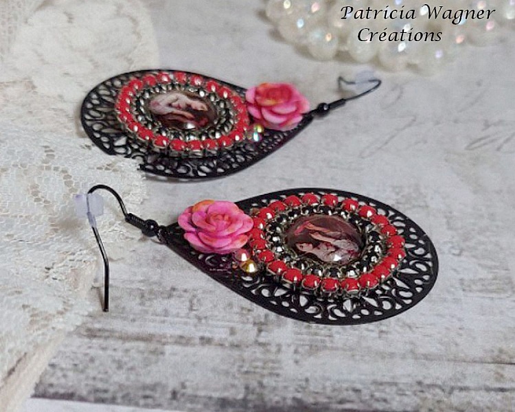 BO Look Coco skapad med f&ouml;rstorande glascabochoner som f&ouml;rest&auml;ller en kvinna med sin papegoja, svarta filigranh&auml;ngsmycken, glas- och hartsp&auml;rlor.