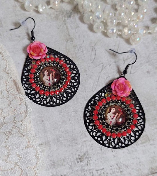 BO Look Coco skapad med f&ouml;rstorande glascabochoner som f&ouml;rest&auml;ller en kvinna med sin papegoja, svarta filigranh&auml;ngsmycken, glas- och hartsp&auml;rlor.