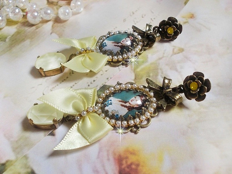 BO Princess-look skapad med Lady Princess cabochons, kristaller, glasp&auml;rlor, bronstillbeh&ouml;r och gula satinb&aring;gar.