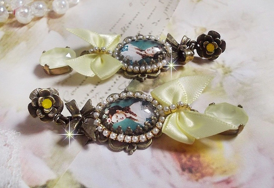 BO Princess-look skapad med Lady Princess cabochons, kristaller, glasp&auml;rlor, bronstillbeh&ouml;r och gula satinb&aring;gar.