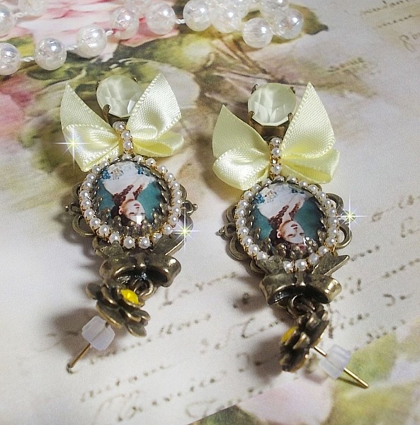 BO Princess-look skapad med Lady Princess cabochons, kristaller, glasp&auml;rlor, bronstillbeh&ouml;r och gula satinb&aring;gar.