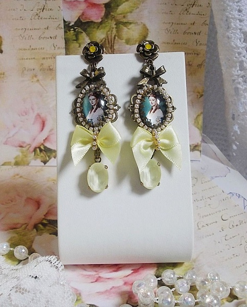 BO Princess-look skapad med Lady Princess cabochons, kristaller, glasp&auml;rlor, bronstillbeh&ouml;r och gula satinb&aring;gar.