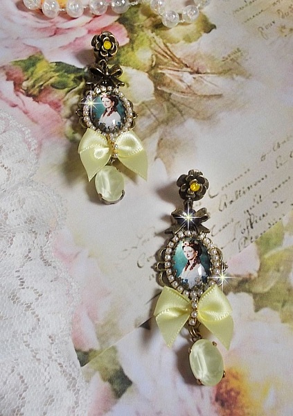 BO Princess-look skapad med Lady Princess cabochons, kristaller, glasp&auml;rlor, bronstillbeh&ouml;r och gula satinb&aring;gar.