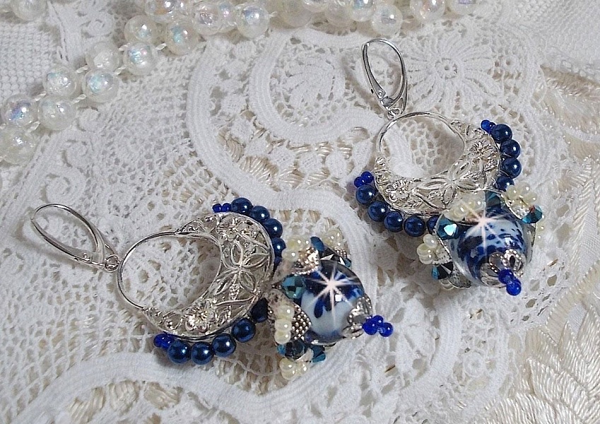 BO Lotusblommor monterade med Capri Blue/White Venetian Beads och Half Moon Candlestick Connectors