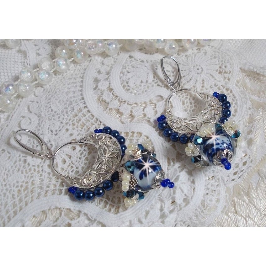 BO Lotusblommor monterade med Capri Blue/White Venetian Beads och Half Moon Candlestick Connectors