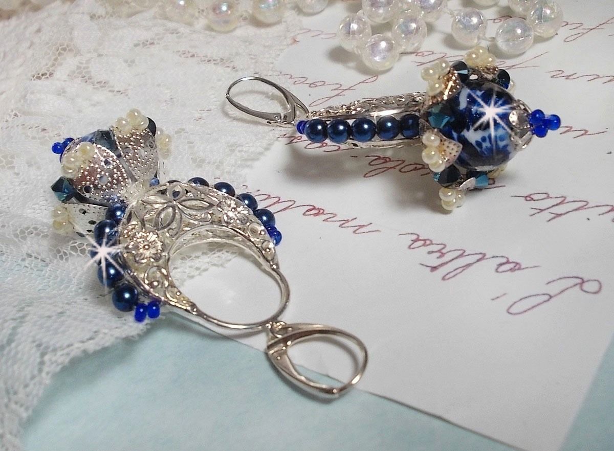BO Lotusblommor monterade med Capri Blue/White Venetian Beads och Half Moon Candlestick Connectors