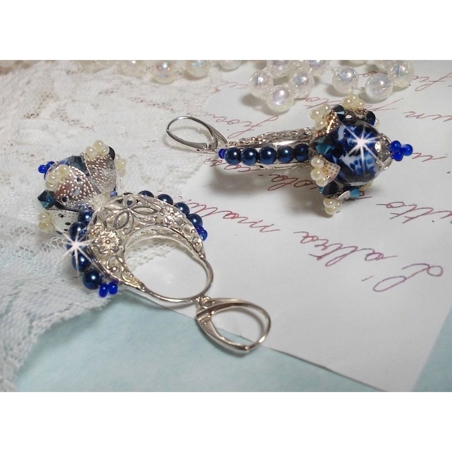 BO Lotusblommor monterade med Capri Blue/White Venetian Beads och Half Moon Candlestick Connectors