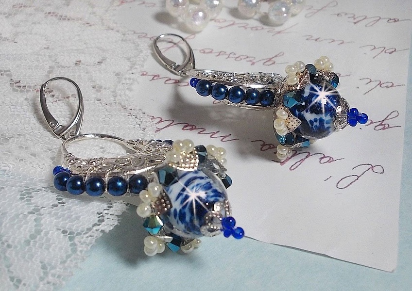 BO Lotusblommor monterade med Capri Blue/White Venetian Beads och Half Moon Candlestick Connectors