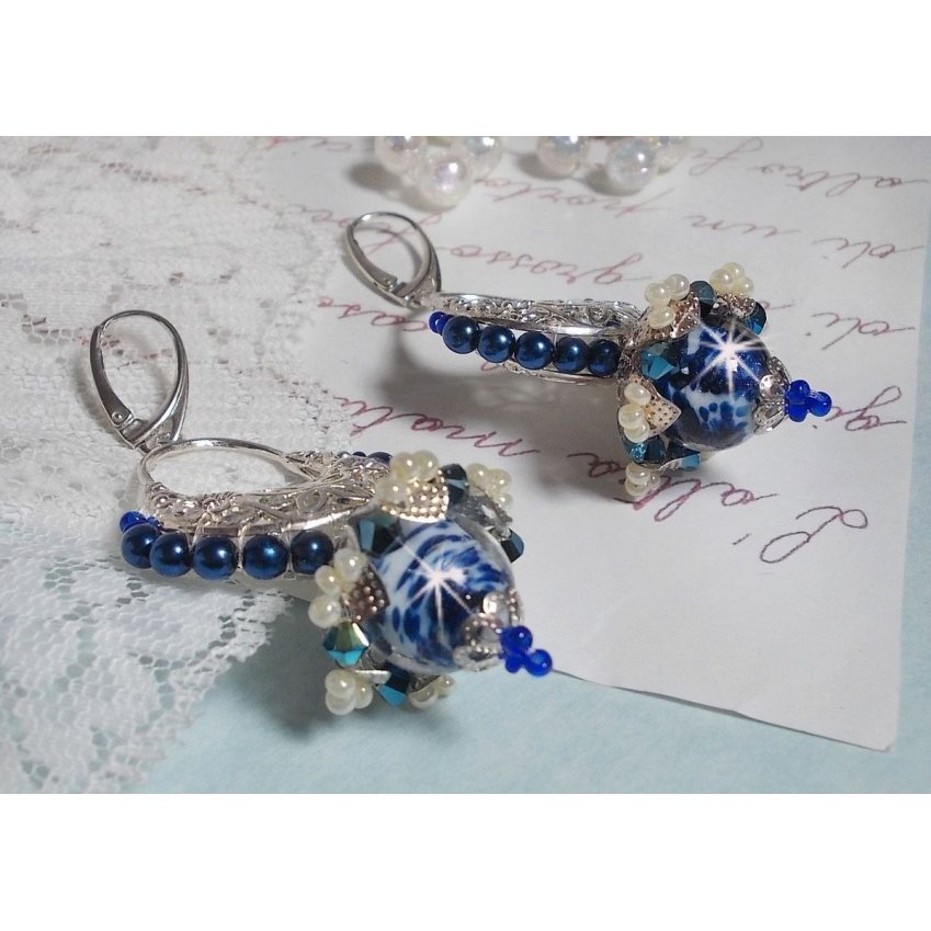 BO Lotusblommor monterade med Capri Blue/White Venetian Beads och Half Moon Candlestick Connectors