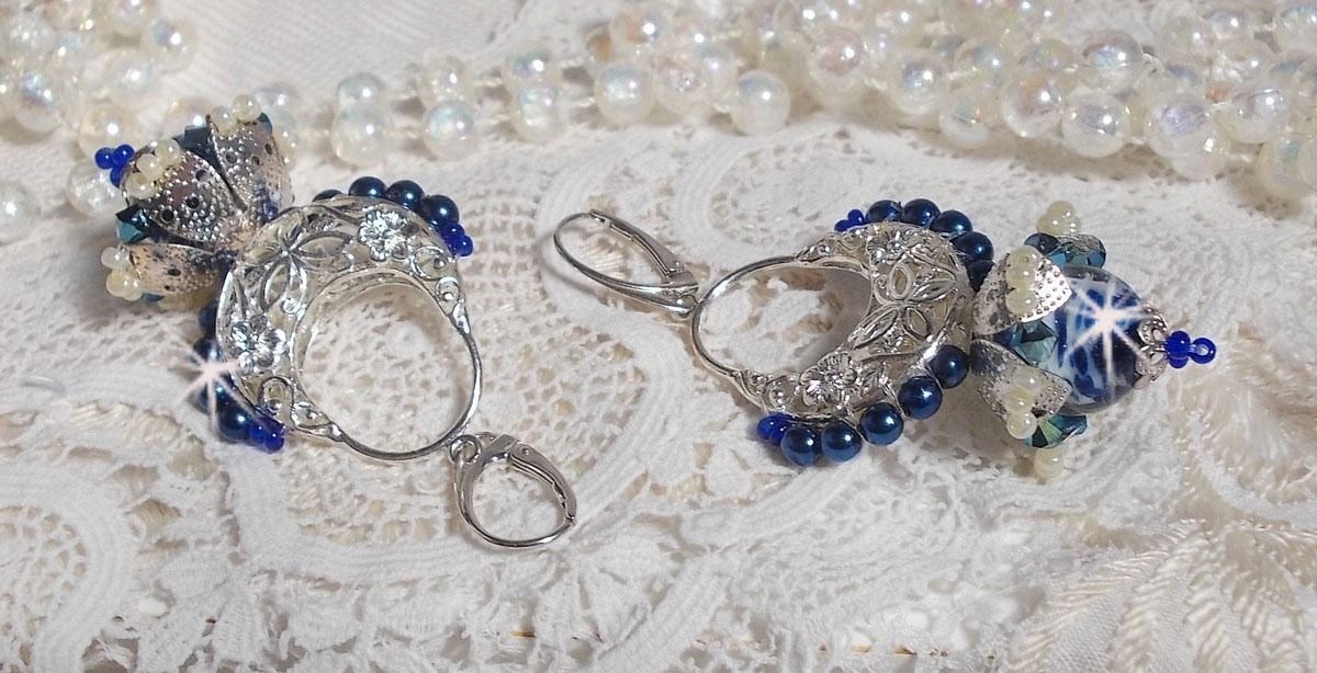 BO Lotusblommor monterade med Capri Blue/White Venetian Beads och Half Moon Candlestick Connectors