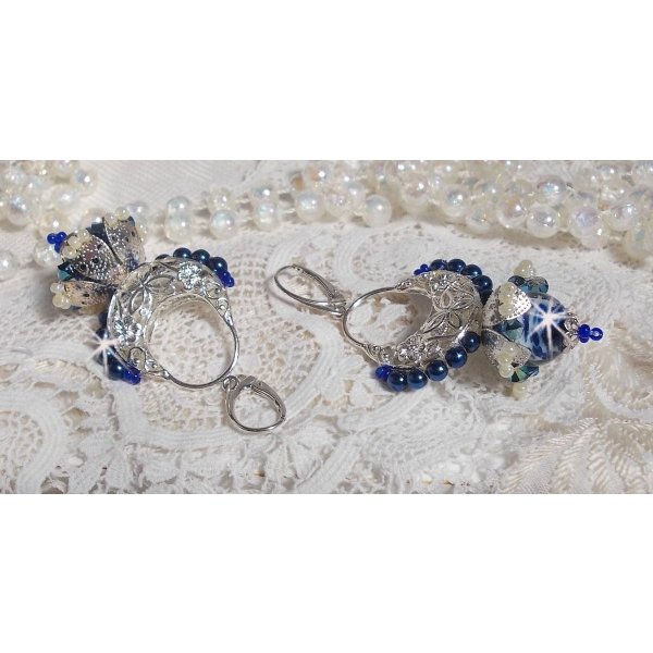 BO Lotusblommor monterade med Capri Blue/White Venetian Beads och Half Moon Candlestick Connectors