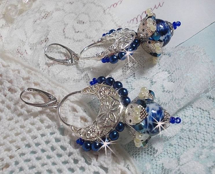 BO Lotusblommor monterade med Capri Blue/White Venetian Beads och Half Moon Candlestick Connectors