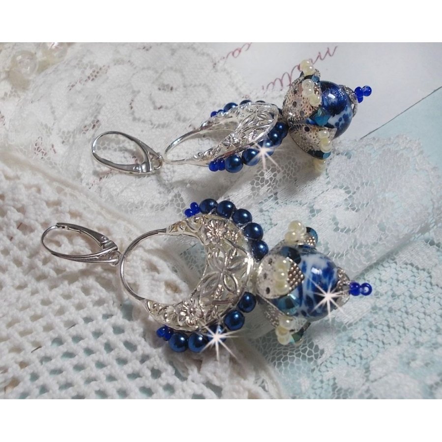 BO Lotusblommor monterade med Capri Blue/White Venetian Beads och Half Moon Candlestick Connectors