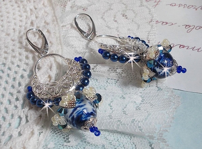 BO Lotusblommor monterade med Capri Blue/White Venetian Beads och Half Moon Candlestick Connectors