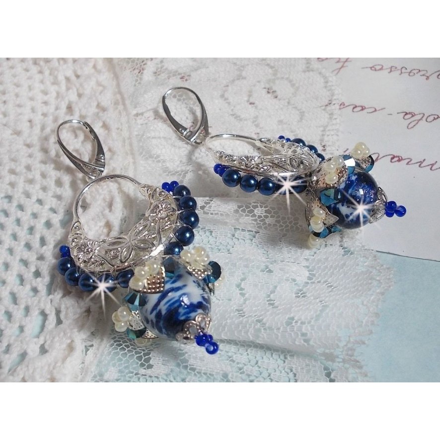 BO Lotusblommor monterade med Capri Blue/White Venetian Beads och Half Moon Candlestick Connectors