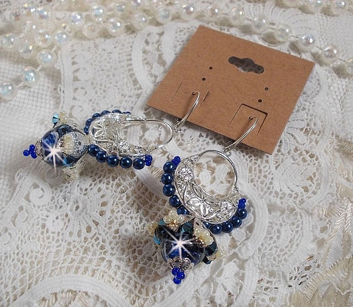 BO Lotusblommor monterade med Capri Blue/White Venetian Beads och Half Moon Candlestick Connectors