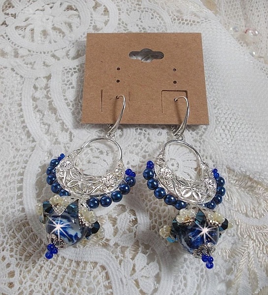 BO Lotusblommor monterade med Capri Blue/White Venetian Beads och Half Moon Candlestick Connectors
