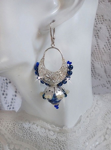 BO Lotusblommor monterade med Capri Blue/White Venetian Beads och Half Moon Candlestick Connectors