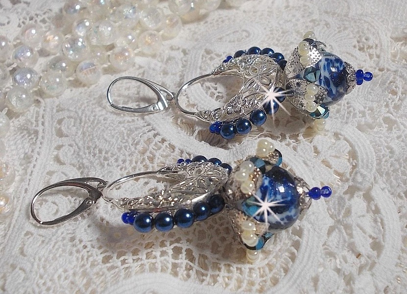 BO Lotusblommor monterade med Capri Blue/White Venetian Beads och Half Moon Candlestick Connectors