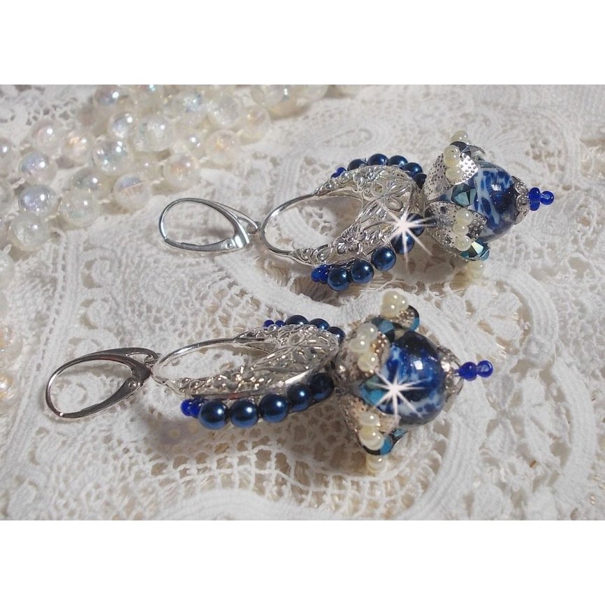 BO Lotusblommor monterade med Capri Blue/White Venetian Beads och Half Moon Candlestick Connectors