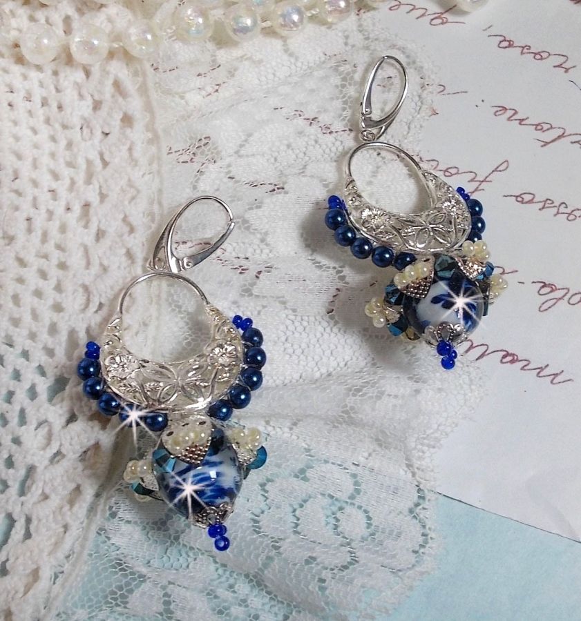 BO Lotusblommor monterade med Capri Blue/White Venetian Beads och Half Moon Candlestick Connectors