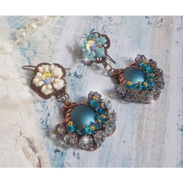 BO Lou Petrol cr&eacute;&eacute;es avec cristaux de Swarovski, perles en verre et fleurs &eacute;poxy 