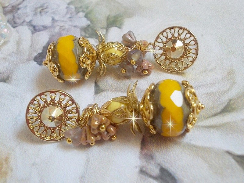 BO Lumi&egrave;re Opale Jaune avec des perles potirons jaunes &agrave; laquelle s&rsquo;ajoute des fleurs, cabochons en cristal, coupelles et perles rondes. Mont&eacute;s sur clous d&rsquo;oreilles en M&eacute;tal. Un style moderne