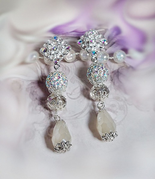 Boucles d'oreilles pendantes en perles strass et cristal Swarovski.