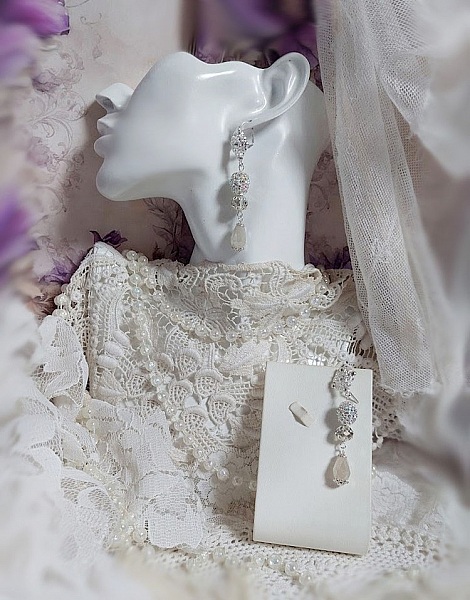 Boucles d'oreilles pendantes en perles strass et cristal Swarovski.