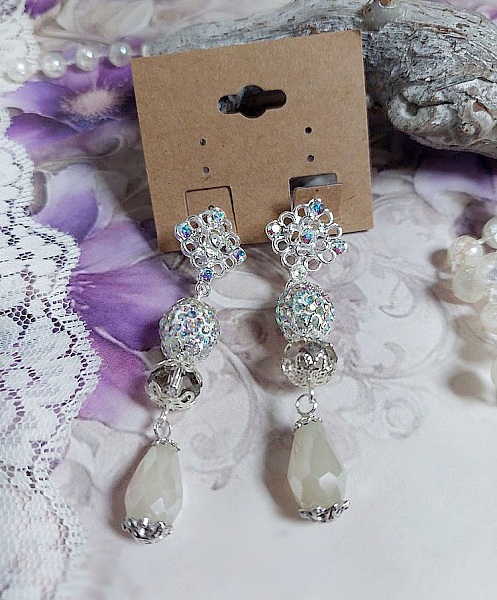 Boucles d'oreilles pendantes en perles strass et cristal Swarovski.